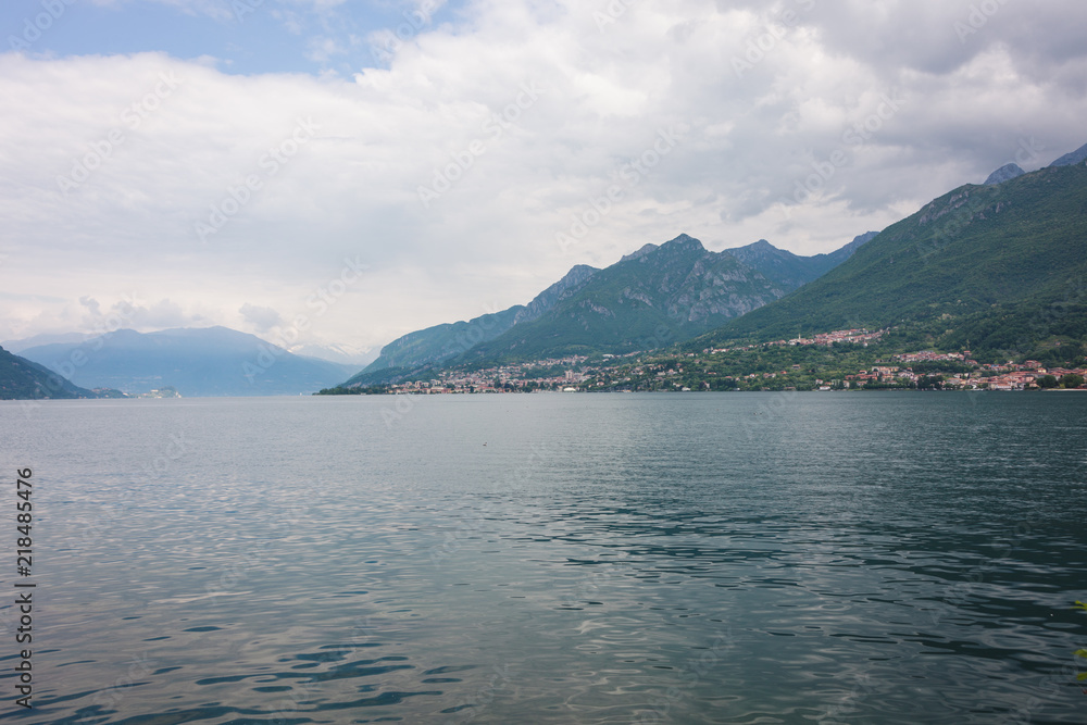 Blick auf Comer See Wunderschöne See Landschaft mit blauem Wasser in Italien