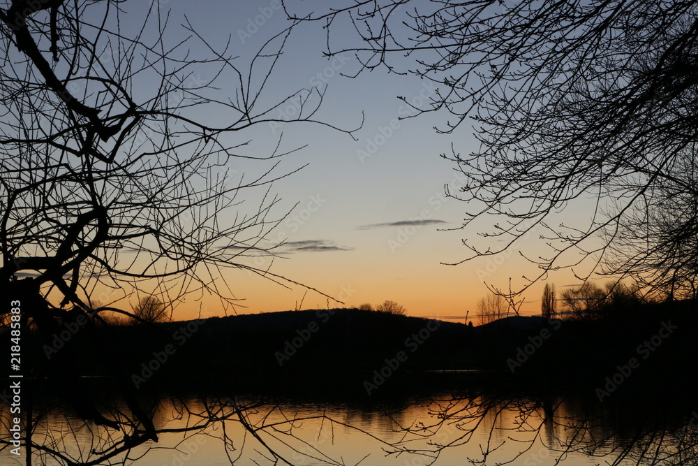 Fototapeta premium Couché de soleil étang