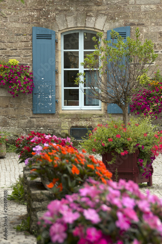 Fototapeta Naklejka Na Ścianę i Meble -  Vecchie finestre in Bretagne, France