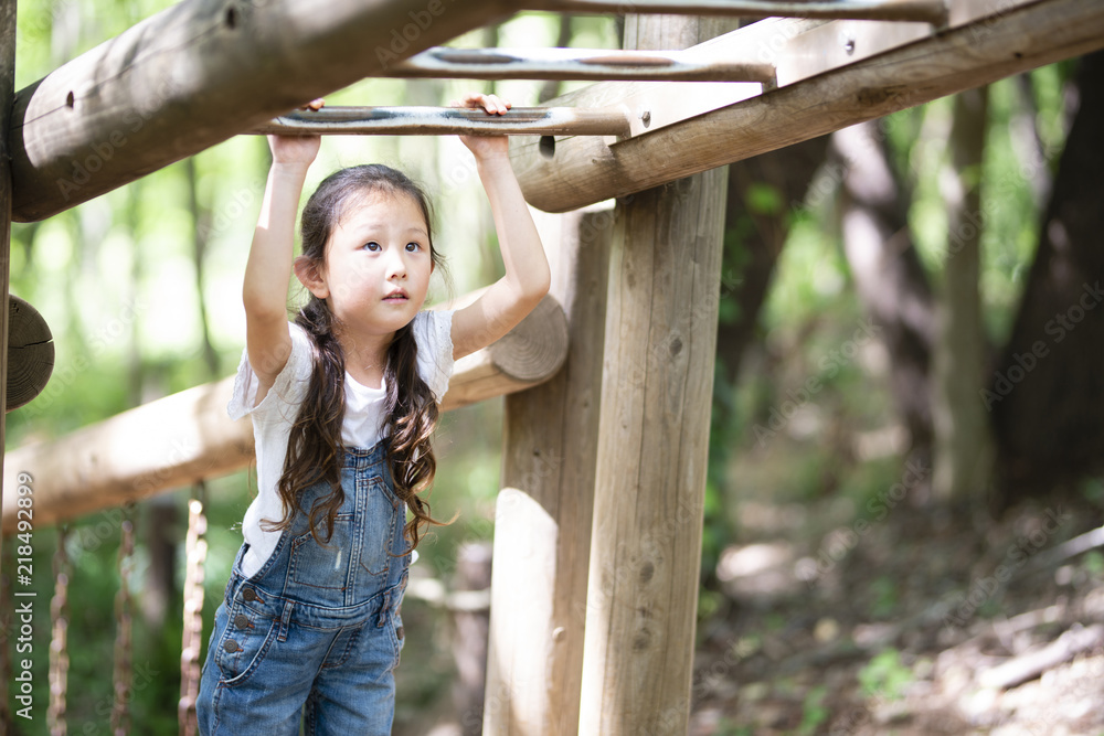 Obraz premium アスレチックで遊ぶ女の子