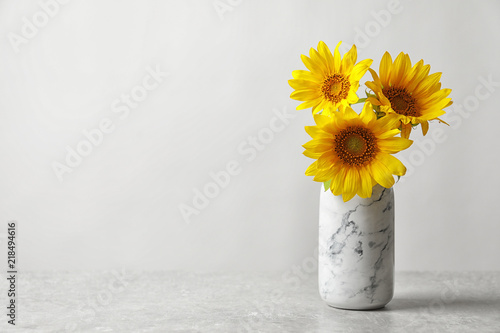Fototapeta Naklejka Na Ścianę i Meble -  Vase with beautiful yellow sunflowers on table