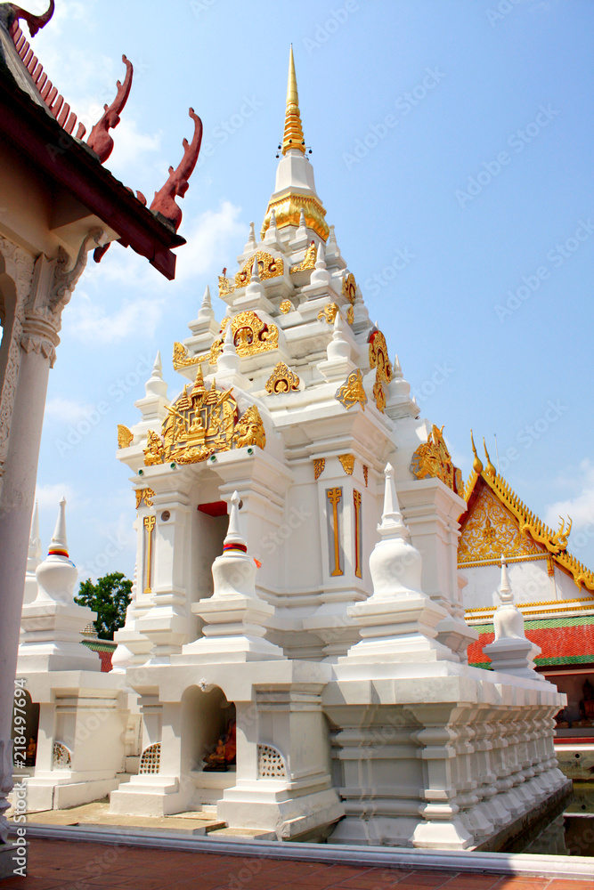 Fototapeta premium White and Goldden Pagoda at Wat Phra Chaiya temple located in Suratthani Province, Thailand.