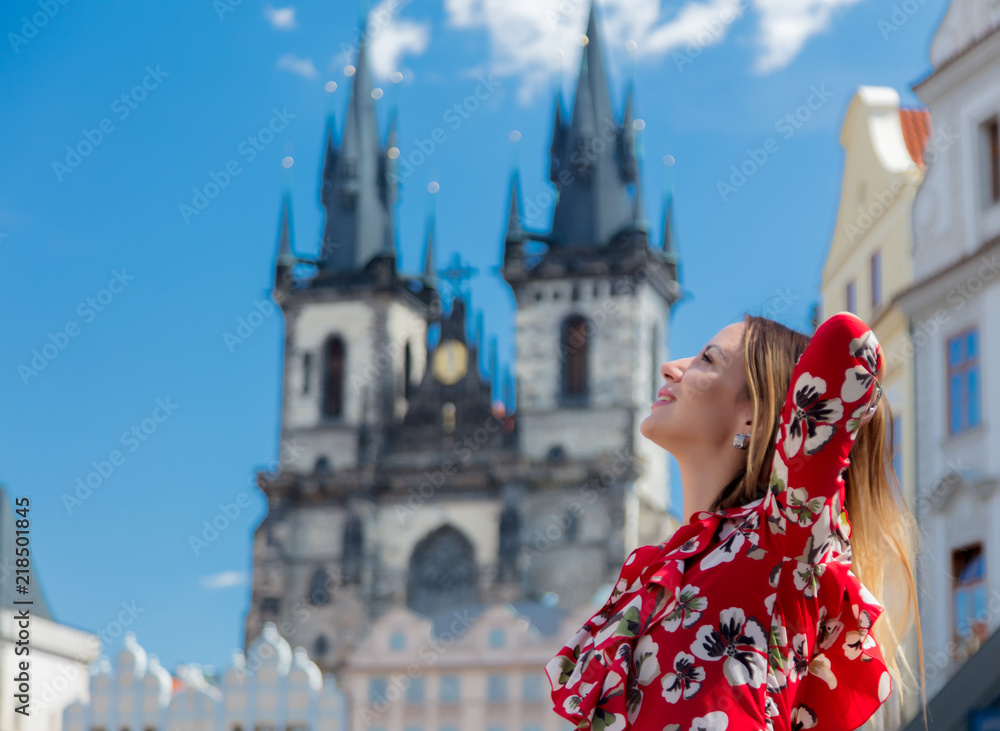 Φωτογραφία Beautiful brunette girl in red dress travel in Prague, city streets