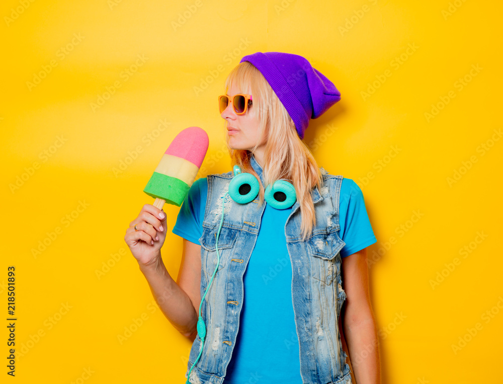 Φωτογραφία portrait of young trendy girl in hat with ice-cream on yellow background