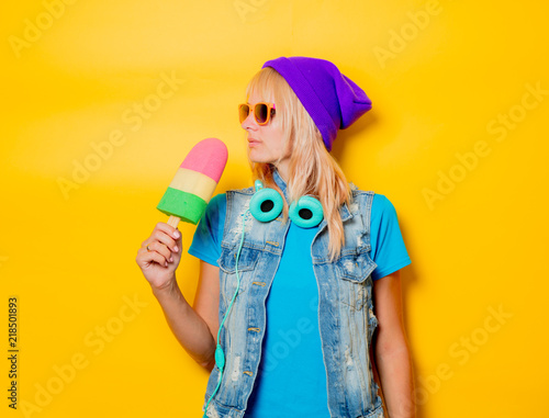 Valokuva portrait of young trendy girl in hat with ice-cream on yellow background