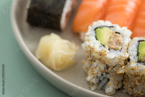 Tunfisch Avocado Inside Out California mit Lachs Nigiri und Maki auf Sushi Mix Teller Menü