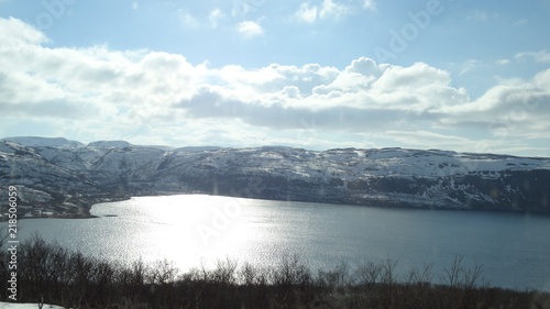 Sonne spiegelt sich im Fjord in Norwegen