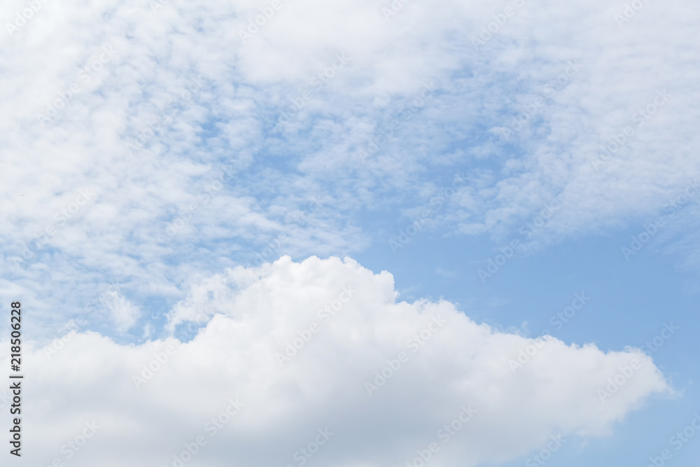 Naklejka premium cloud on shiny blue sky texture