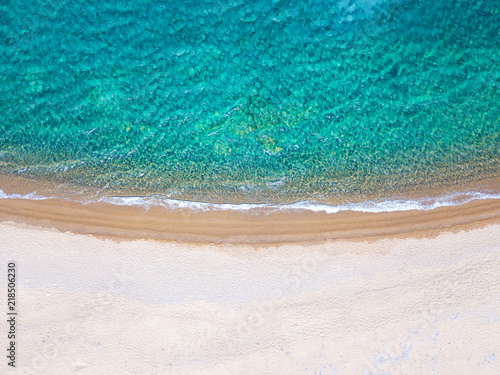 Das smaragdgrüne Meer und der feine Sand des Kalamos Strandes auf Ios, Kykladen, Griechenland