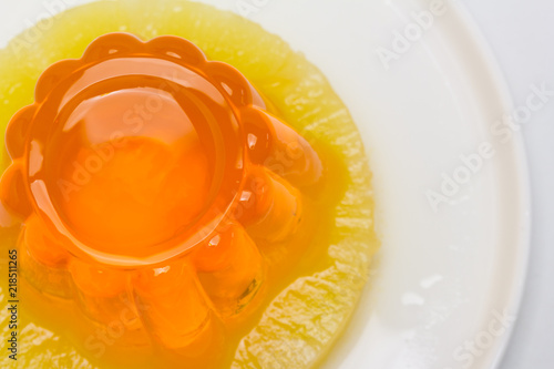 Bild auf Leinwand Gelatina sabor naranja sobre piña
