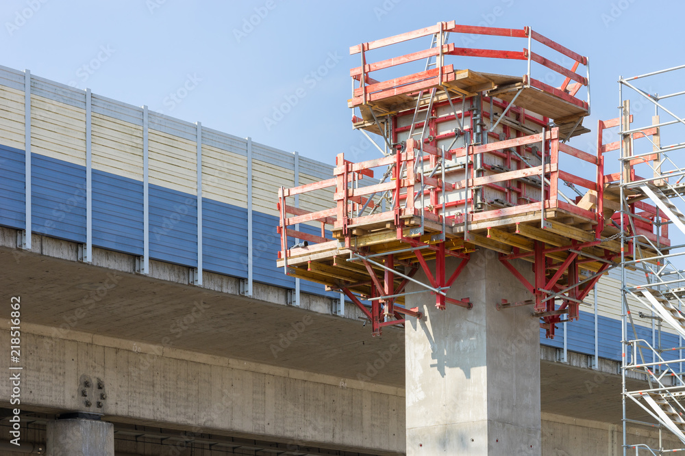 Neuer Pfeiler aus Stahlbeton für eine Autobahnbrücke 