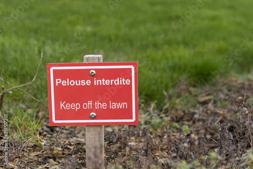 Sign in French "Keep off the lawn", in a park