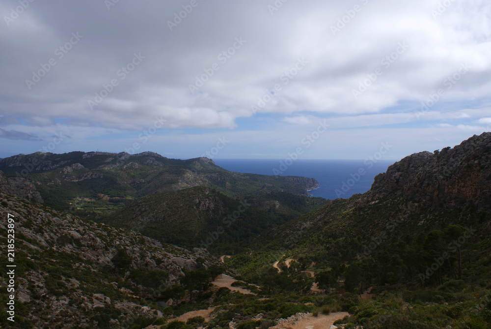 Vista de los valles costeros de Sant Elm y mar Mediterráneo en el horizonte, desde el Pass Coll de ses Ànimes de la excursión de La Trapa, Sierra de Tramuntana, en la isla de Mallorca, Islas Baleares.