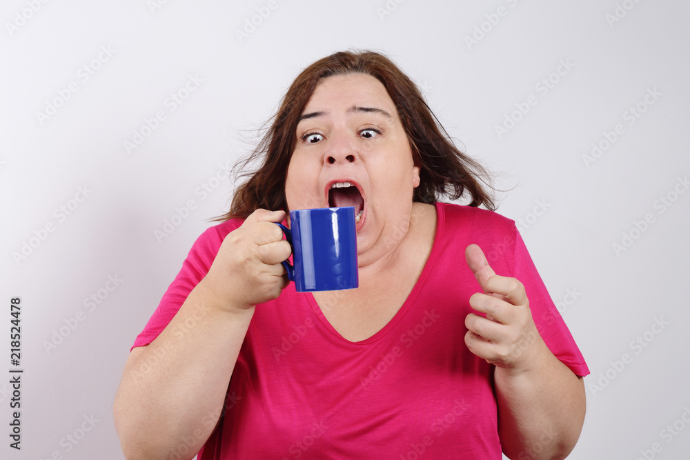 femme buvant un café trop fort ou trop chaud avec une grimace femme buvant un café trop fort ou trop chaud avec une grimace