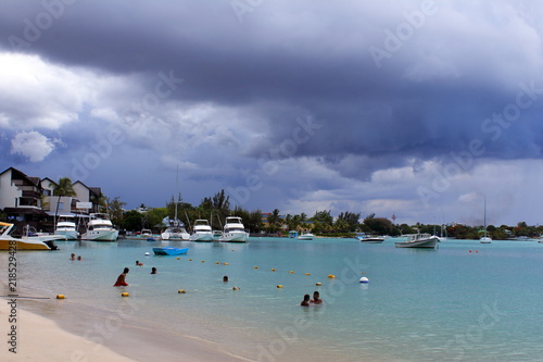 Le ciel s'embrase sur l'île photo