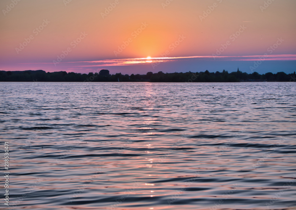 Obraz premium sunset behind clouds