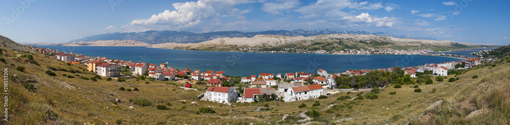 Croazia: vista panoramica del fiordo e del villaggio di Pago, la più grande città dell'isola di Pago, la quinta isola della costa croata nel mare Adriatico del nord