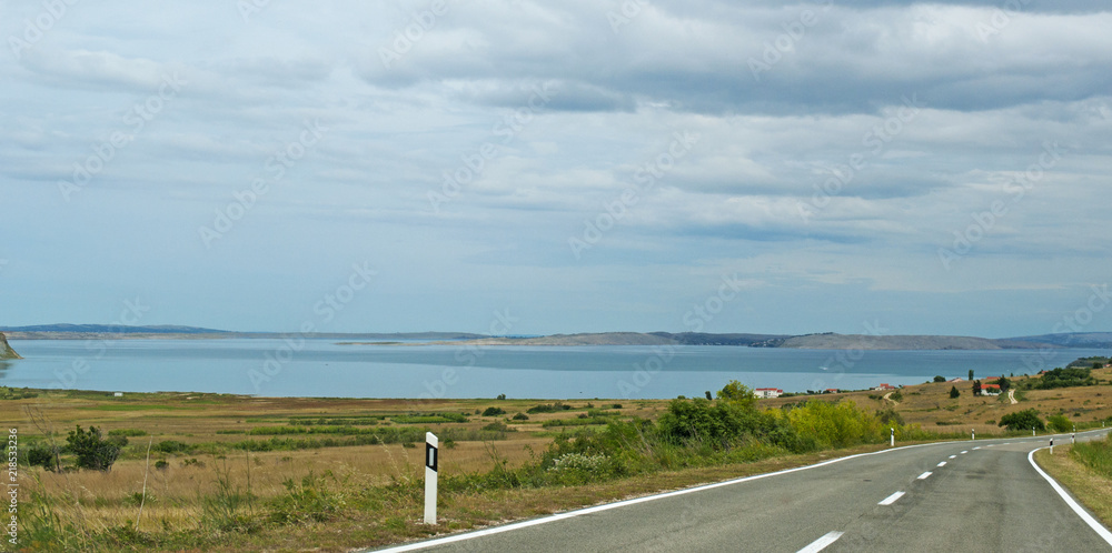 Croazia: vista panoramica dalla strada sull'isola di Pago, la quinta isola della costa croata nel mare Adriatico del nord 