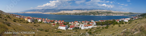 Croazia: vista panoramica del fiordo e del villaggio di Pago, la più grande città dell'isola di Pago, la quinta isola della costa croata nel mare Adriatico del nord