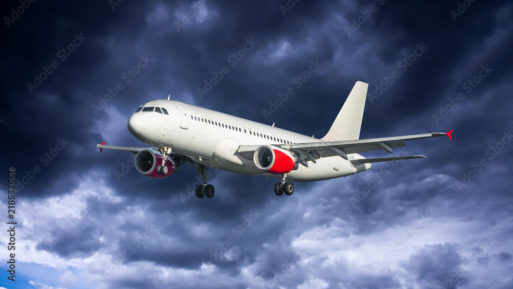 Obraz premium Samolot z dramatycznymi chmurami