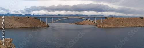 Croazia: vista panoramica del Paški Most, il ponte del 1968 che collega la Croazia con l'isola di Pago, la quinta isola più grande della costa croata