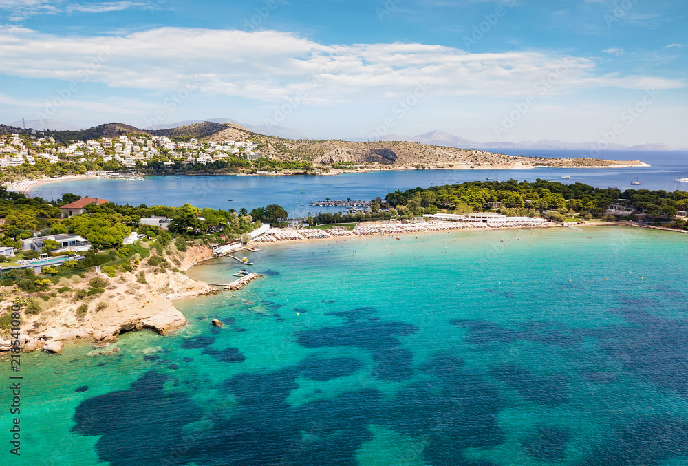 Luftaufnahme des berühmten Celebrity Astir Beach in Vouliagmeni, Athen, Griechenland 
