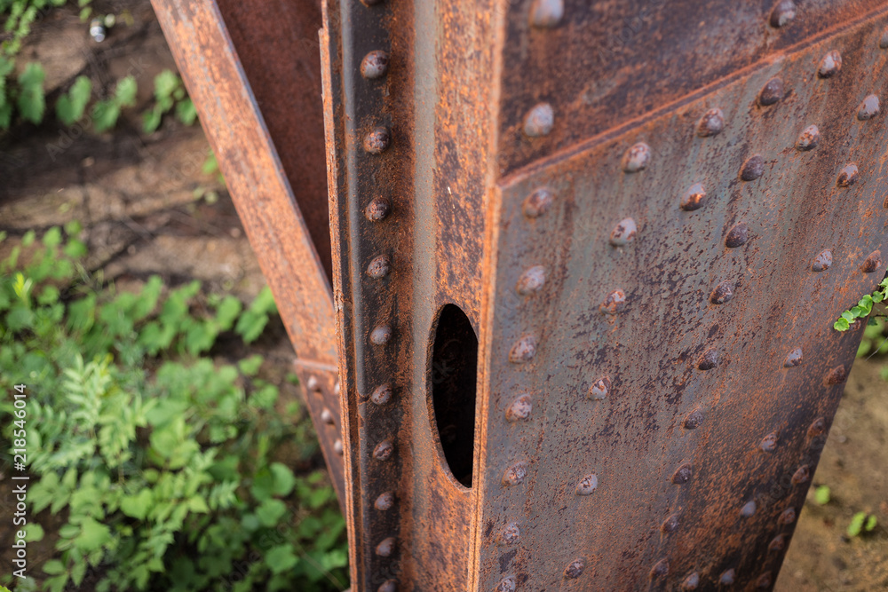Metal beam with large rivets