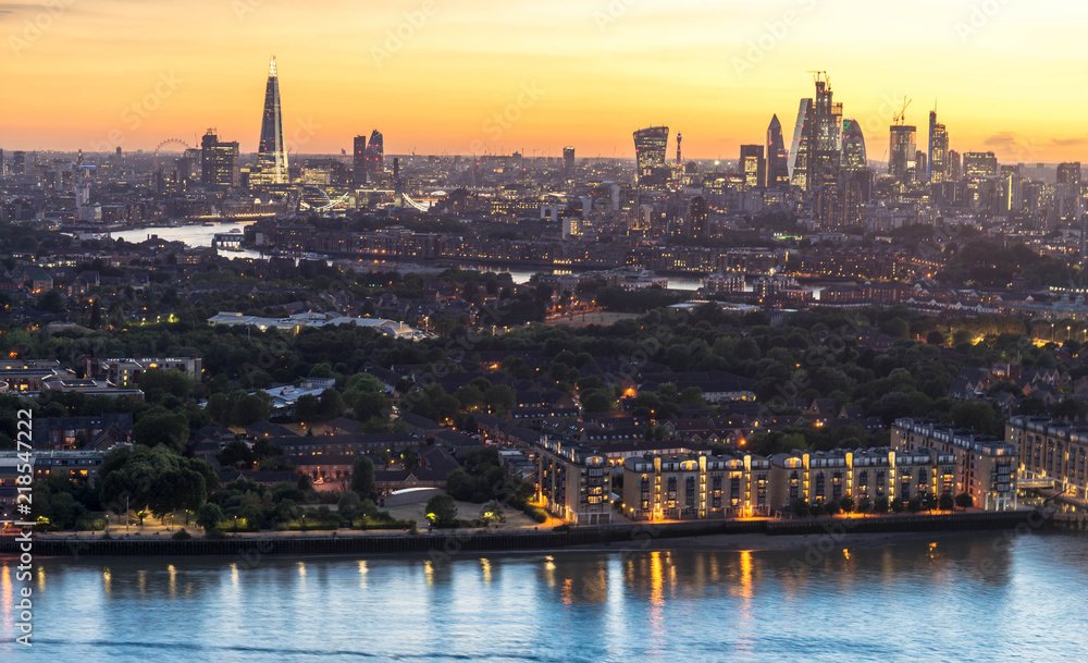 Fototapeta premium London skyline at sunset