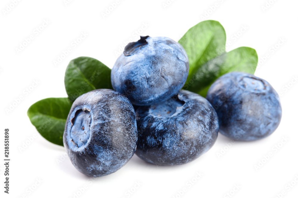 Obraz premium fresh blueberry with leaf isolated on white background