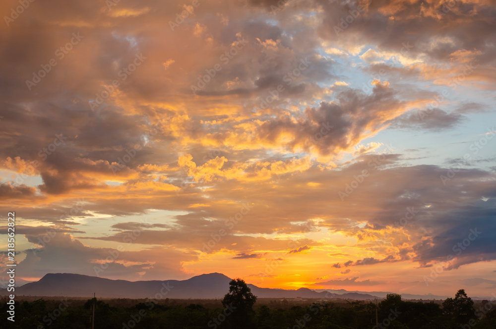 Fototapeta premium Zachód słońca i chmury tło scenerii i wspaniałe kaniony.