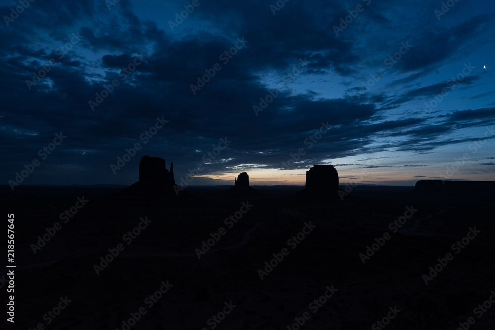 Fototapeta premium モニュメントバレー朝日(Monument Valley Sun Rise)