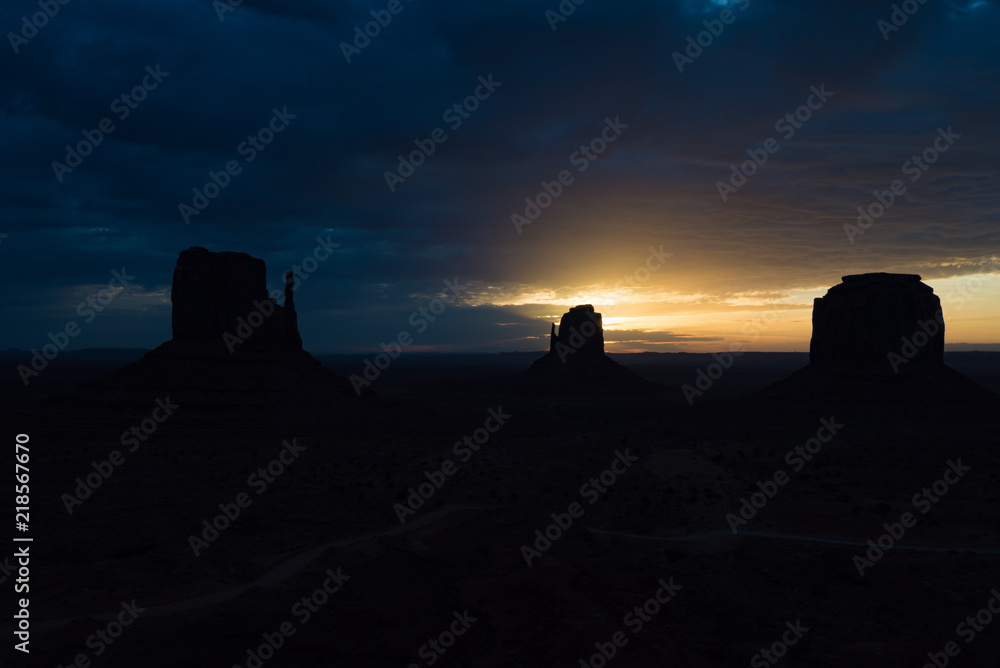 モニュメントバレー朝日（Monument Valley Sun Rise)