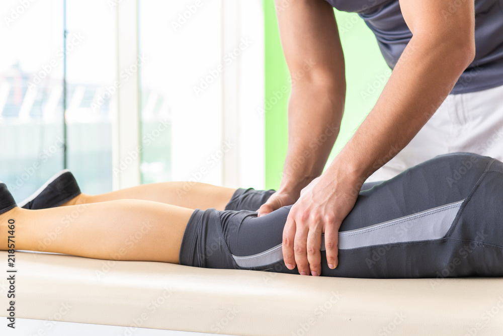 Obraz premium Young doctor chiropractor massaging patient 