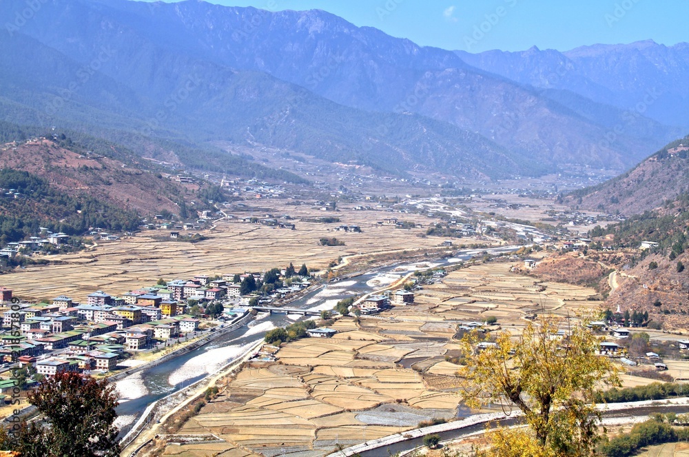 Φωτογραφία Aerial view of Thimphu City with Bhutanese traditional style houses near a river