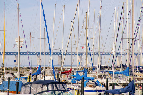 Malmö, Yachthafen mit Öresundbrücke im Hintergrund 