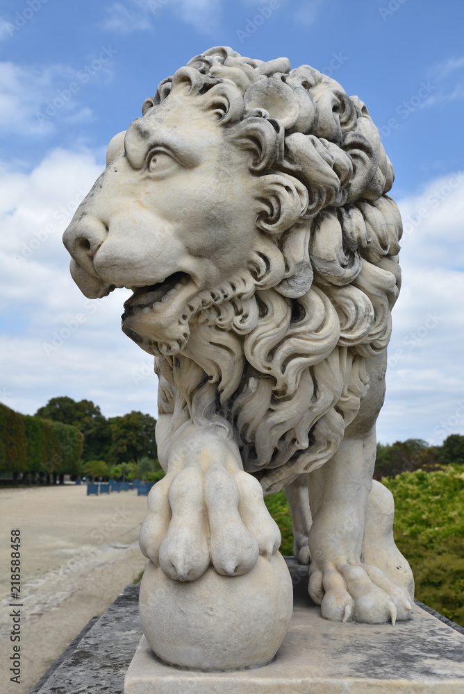 Statue de lion au château de Compiègne, France Statue de lion au château de Compiègne, France
