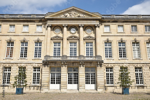 Façade à colonnes cour d'honneur au château de Compiègne, France