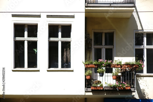 Kleiner Balkon Blumen Dekor / Ein kleiner Balkon eines Wohnhauses dekoriert mit Blumen und Pflanzen und einem Skelett.