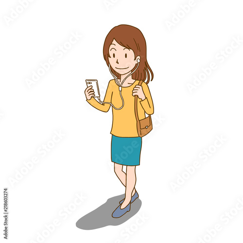 女性　イヤホン　一人　歩く　音楽