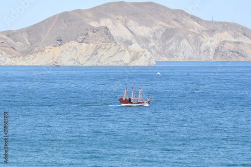 старинное морское судно плывет в бухте на фоне гор. Крым. Коктебель