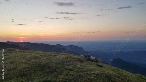 Coucher de soleil en montagne avec point de vue sur la vallée photo