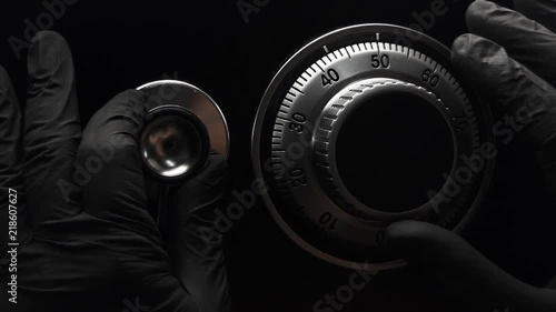 Theft in the safe by listening to the sound of the headphones and turn to find the safe code.