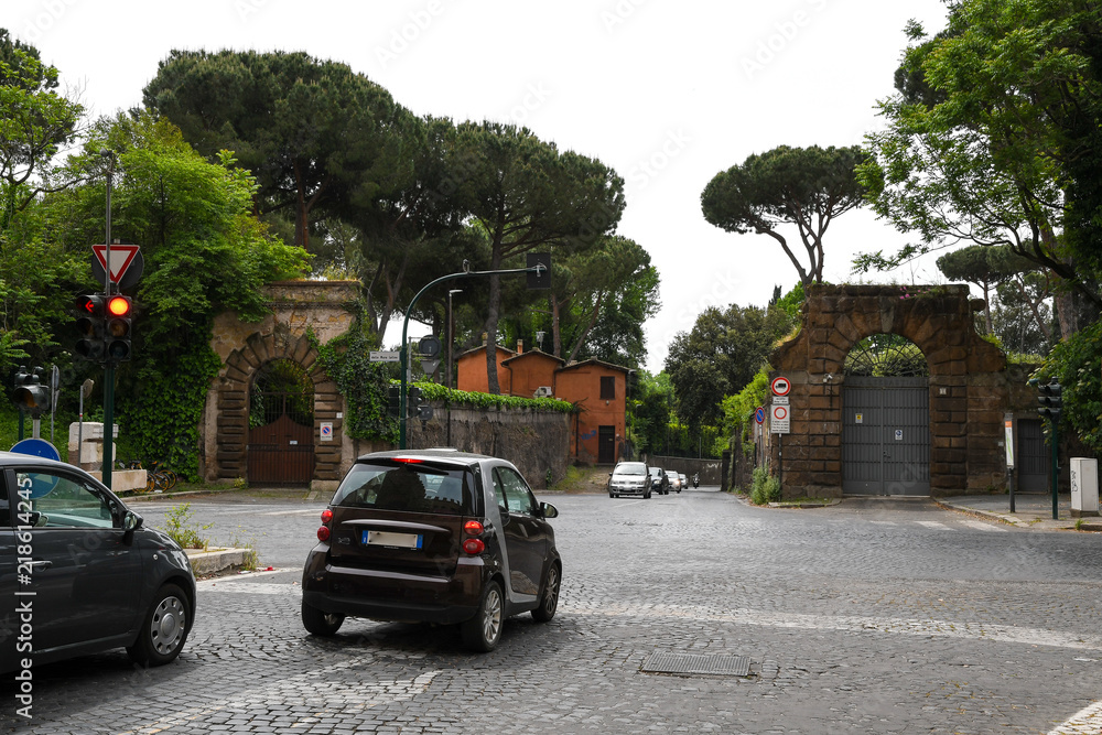 ローマ市内の古代遺跡（イタリア）　サン・セバスティアーノ門（アッピア門）を出て南に向かうアッピア街道