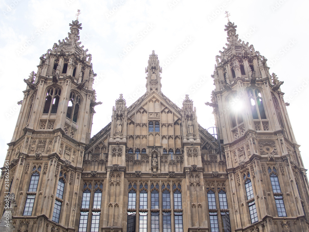 London - Sehenswürdigkeiten - Sonne scheint durch Turm im Palace of Westminster