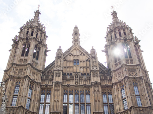 London - Sehenswürdigkeiten - Sonne scheint durch Turm im Palace of Westminster