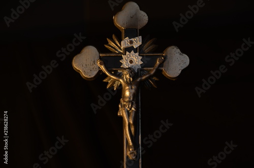 Stary krzyż w świetle świec