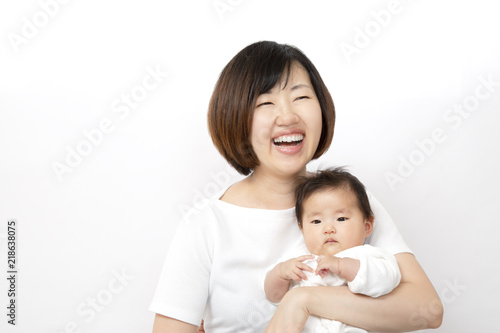 新生児を抱き幸せそうに笑うお母さん、幸せイメージ