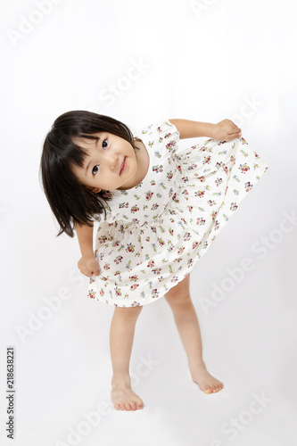 スカートを広げ上を見上げる幼い女の子の俯瞰 挨拶 オシャレ ポーズ 陽気 少女 Stock 写真 Adobe Stock