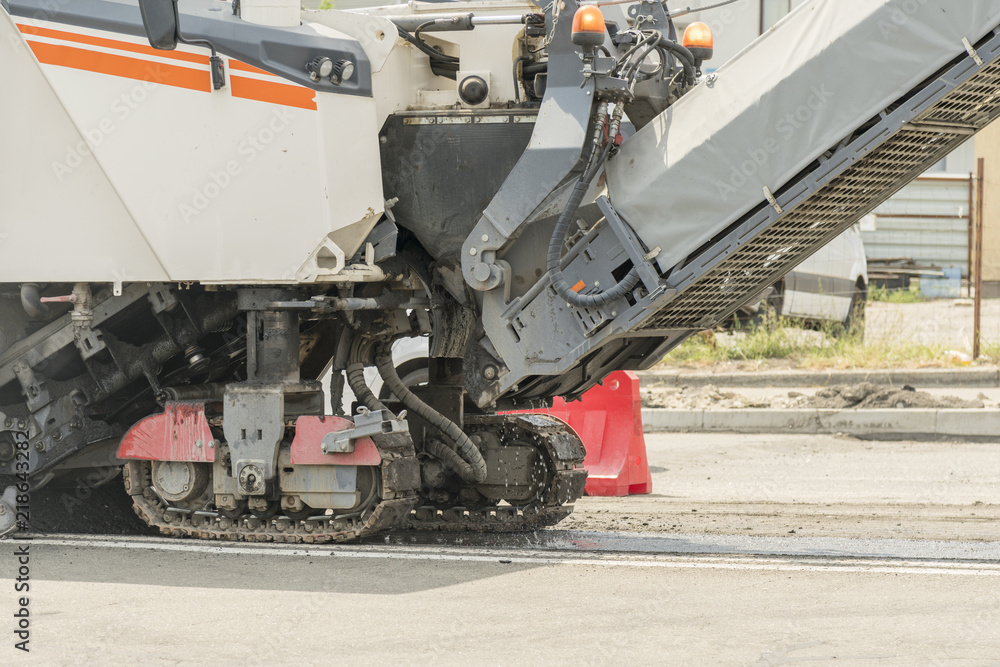 Machinery for asphalting roads