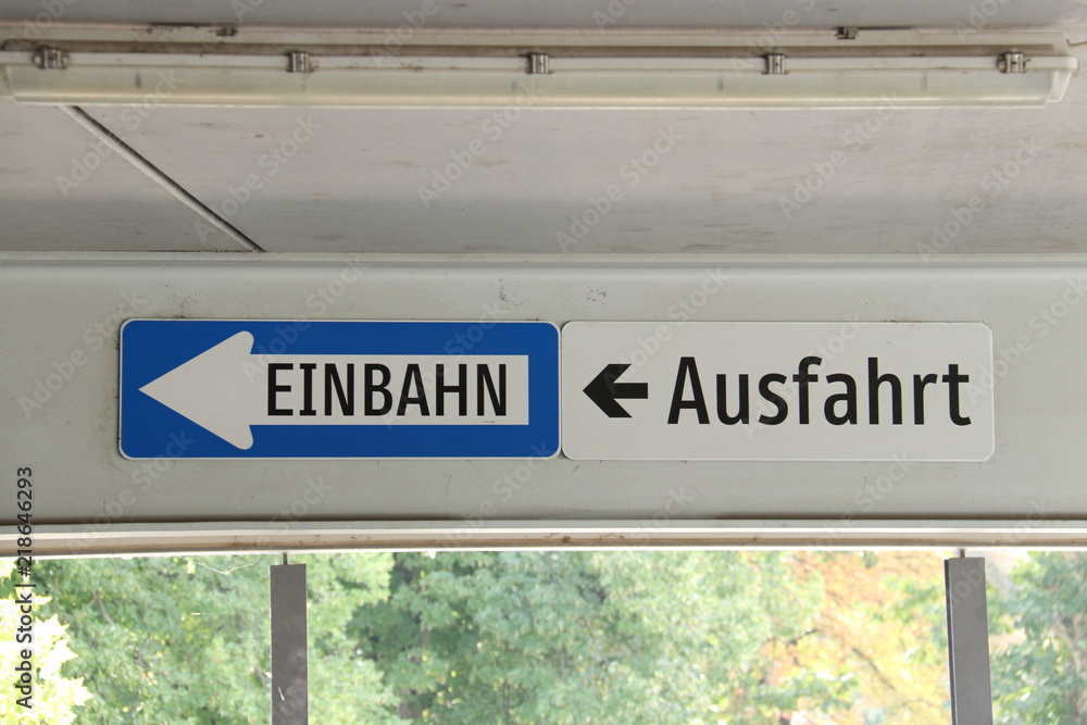 VErkehrsschild Einbahnstraße und Ausfahrt VErkehrsschild Einbahnstraße und Ausfahrt